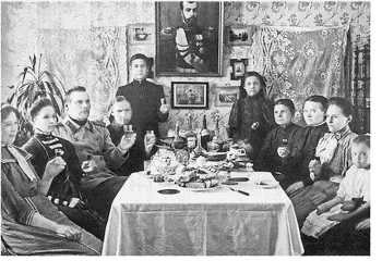 Семья за праздничным столом. 1900-е