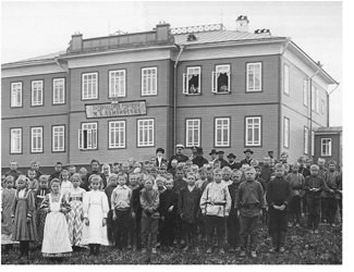 Учителя и ученики двуклассного Ломоносовского училища. Архангельск. 1911