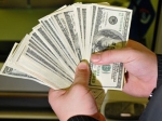 Россияне скупают доллары Россияне скупают доллары